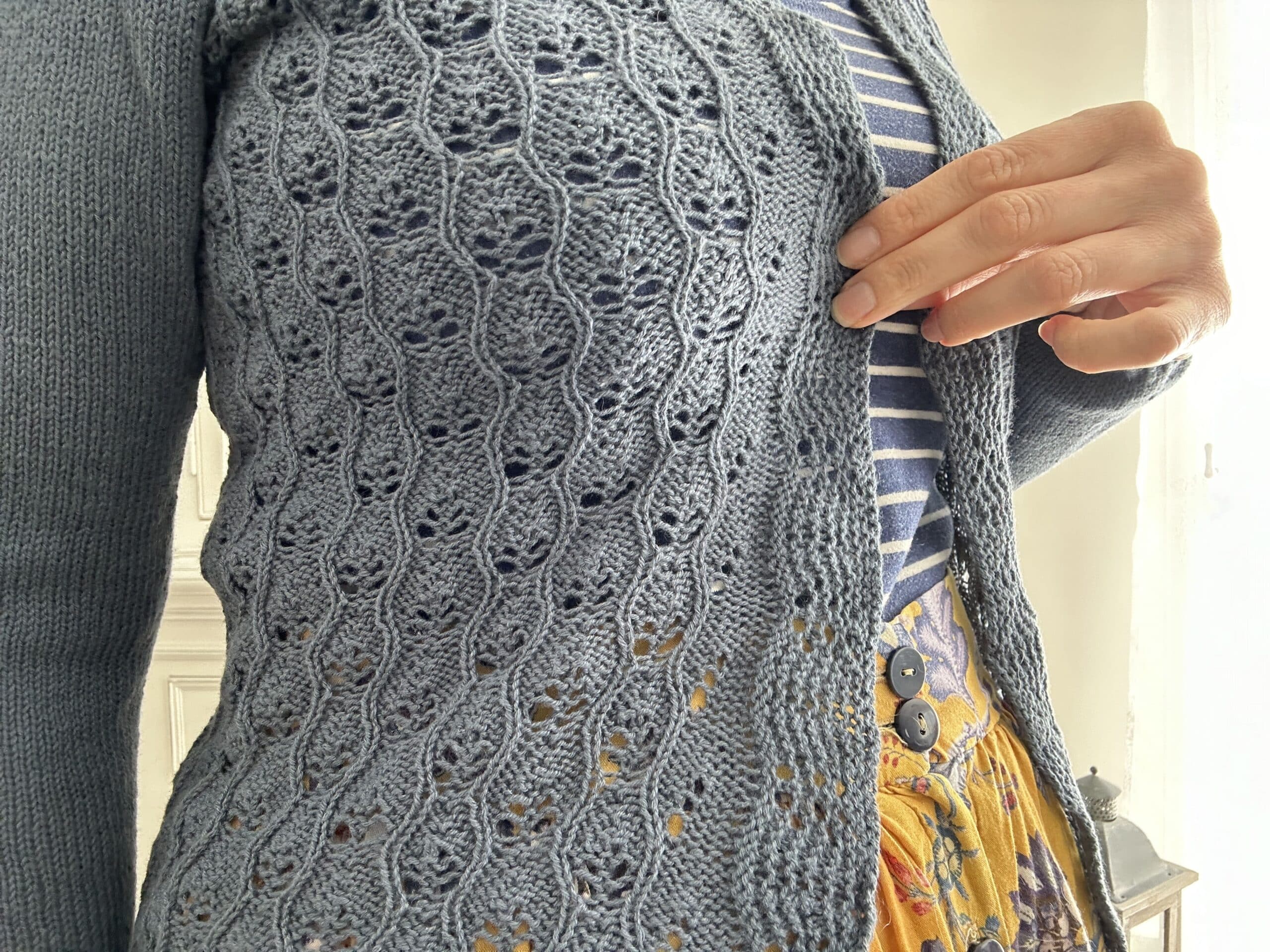 Plumbum - Patron de tricot pour femme - Gilet Col V - Dentelle - Maloraé Designs
