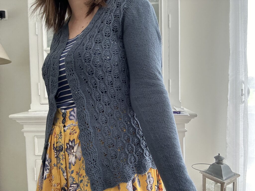 Plumbum - Patron de tricot pour femme - Gilet Col V - Dentelle - Maloraé Designs