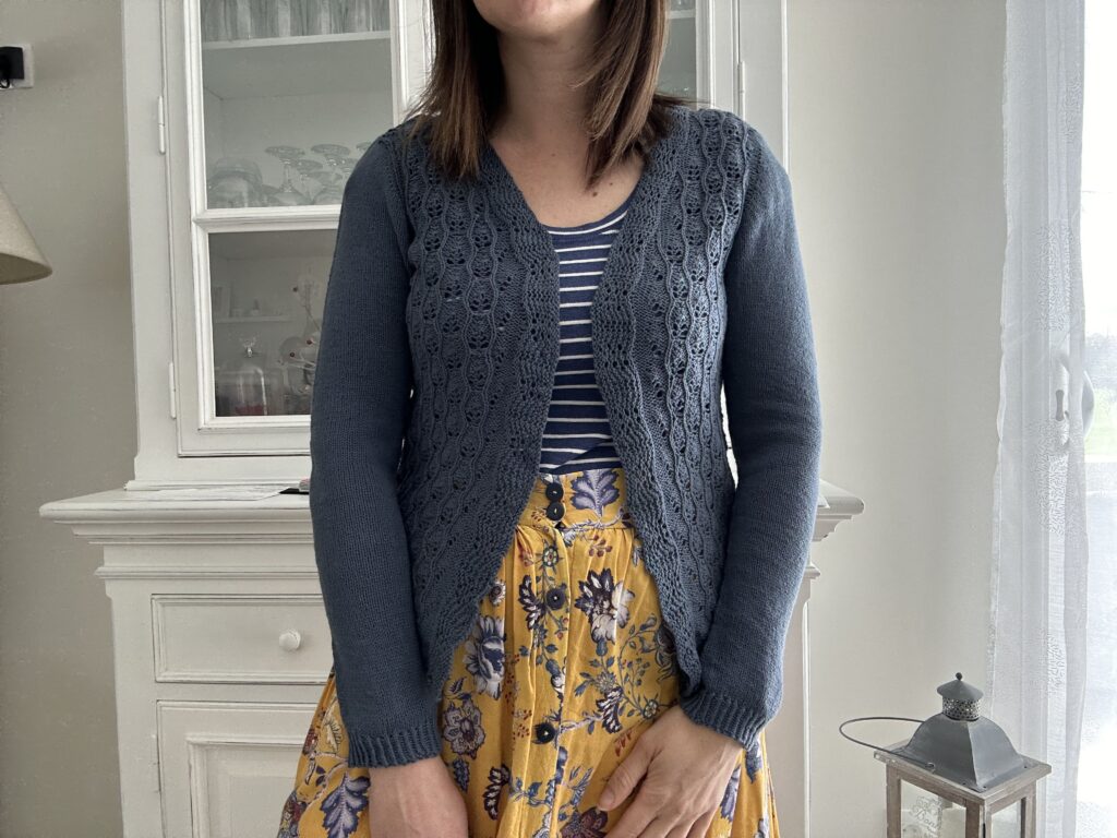 Plumbum, un gilet col V au tricot pour femme ! - Patron de tricot - Dentelle - Maloraé Designs