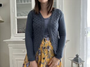 Plumbum, un gilet col V au tricot pour femme ! - Patron de tricot - Dentelle - Maloraé Designs
