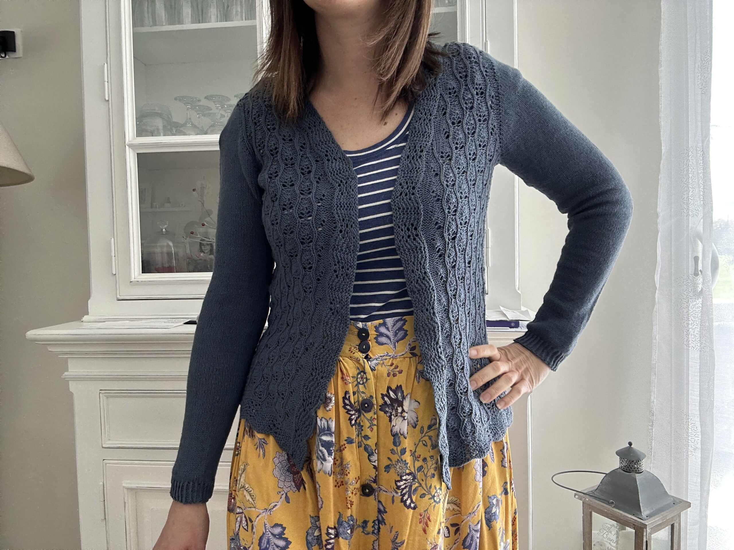 Plumbum - Patron de tricot pour femme - Gilet Col V - Dentelle - Maloraé Designs
