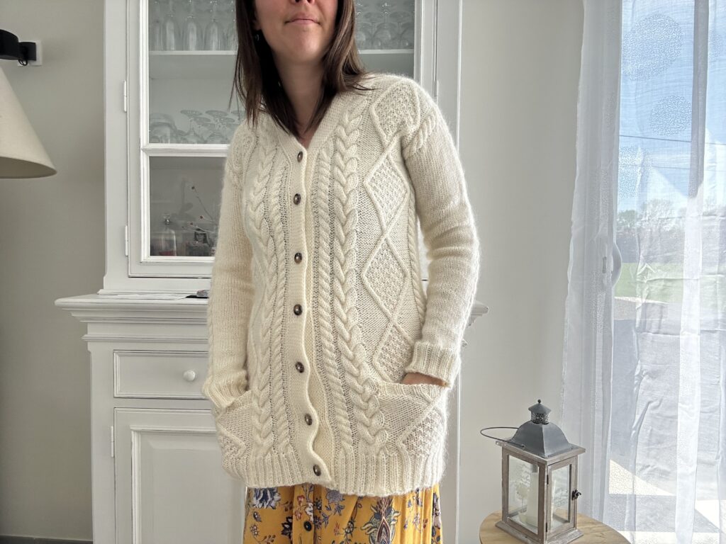 Diosma, veste à torsades tricotée pour femme ! (Appel au test) - Patron de tricot - Maloraé Designs