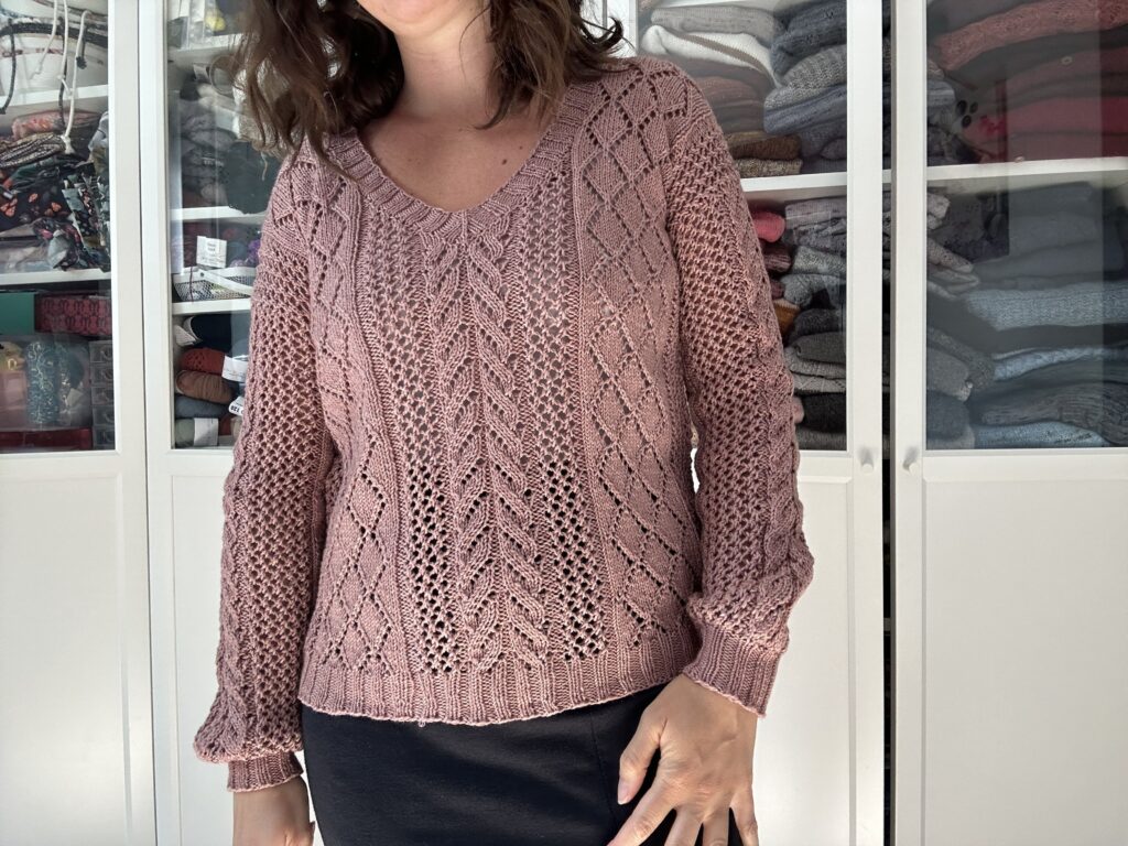 Vanda - Pull au tricot pour femme - Dentelle - Les coulisses - Résumé Juillet 2024 - Vanda, un pull tricoté tout en dentelle ! (Appel au test) Maloraé Designs