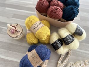 Résumé août 2024 – De jolis tricots finis et des en-cours addictifs ! - Les coulisses - Maloraé Designs