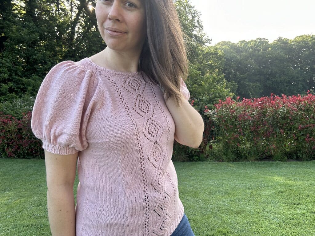 Alissar - Tee-shirt raglan au tricot pour femme - Dentelle - Patron de tricot - Août 2024 - Maloraé Designs