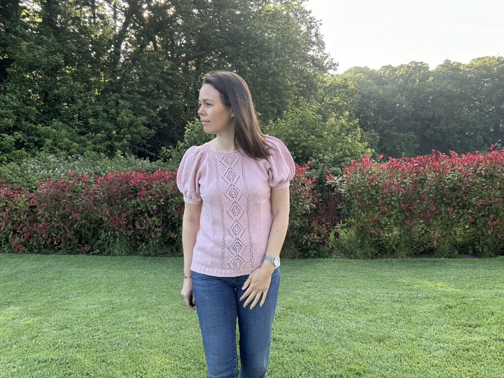 Alissar, un tee-shirt raglan en dentelle et manches bouffantes. - Patron de tricot - Maloraé Designs