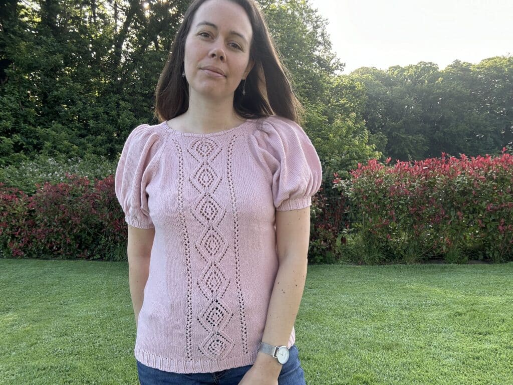 Alissar, un tee-shirt en dentelle et manches bouffantes. - Patron de tricot - Maloraé Designs