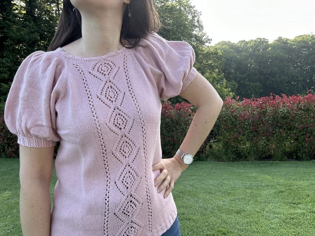 Alissar, un tee-shirt raglan en dentelle et manches bouffantes. - Patron de tricot - Maloraé Designs