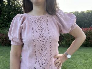 Alissar, un tee-shirt raglan en dentelle et manches bouffantes. - Patron de tricot - Maloraé Designs