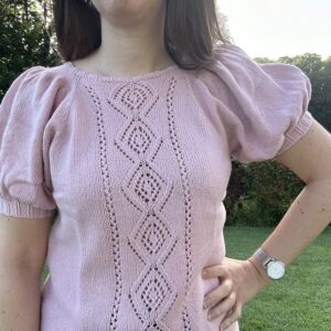 Alissar, un tee-shirt raglan en dentelle et manches bouffantes. - Patron de tricot - Maloraé Designs