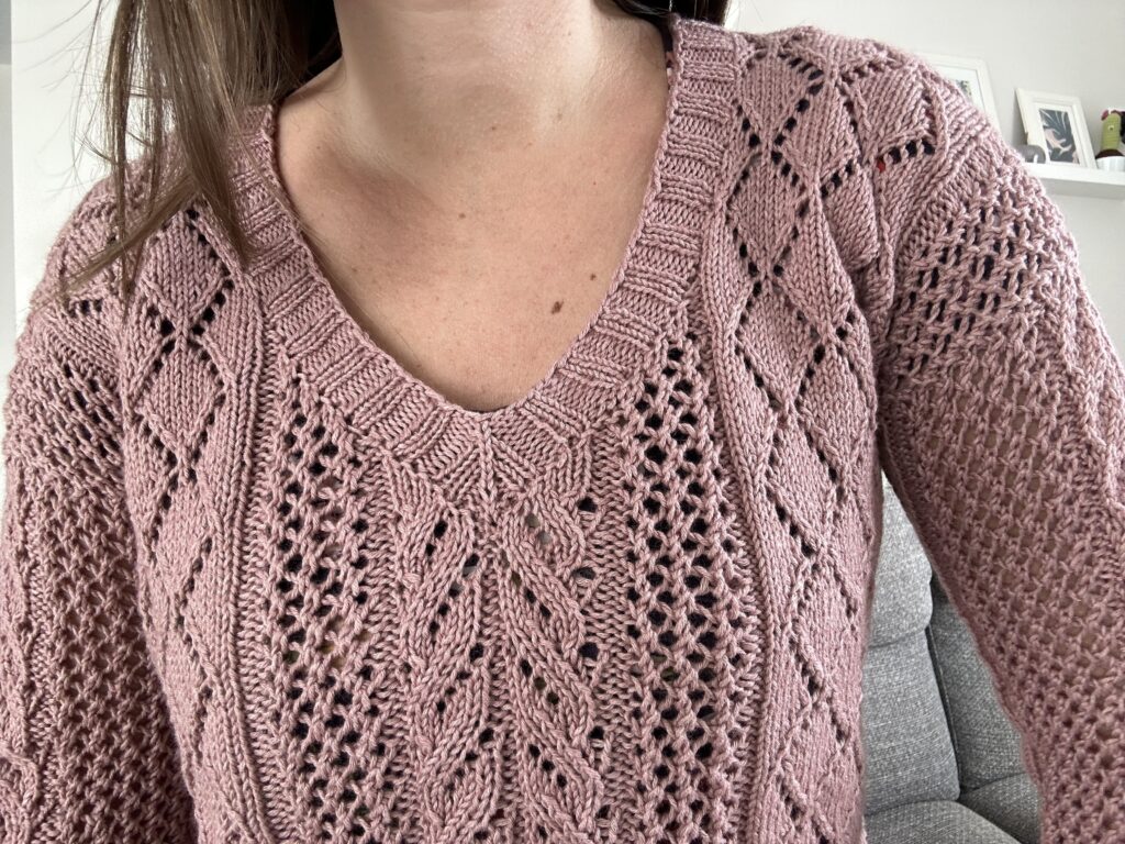Vanda, un patron du pull au tricot en dentelle et à col V ! - Patron de tricot - Maloraé Designs
