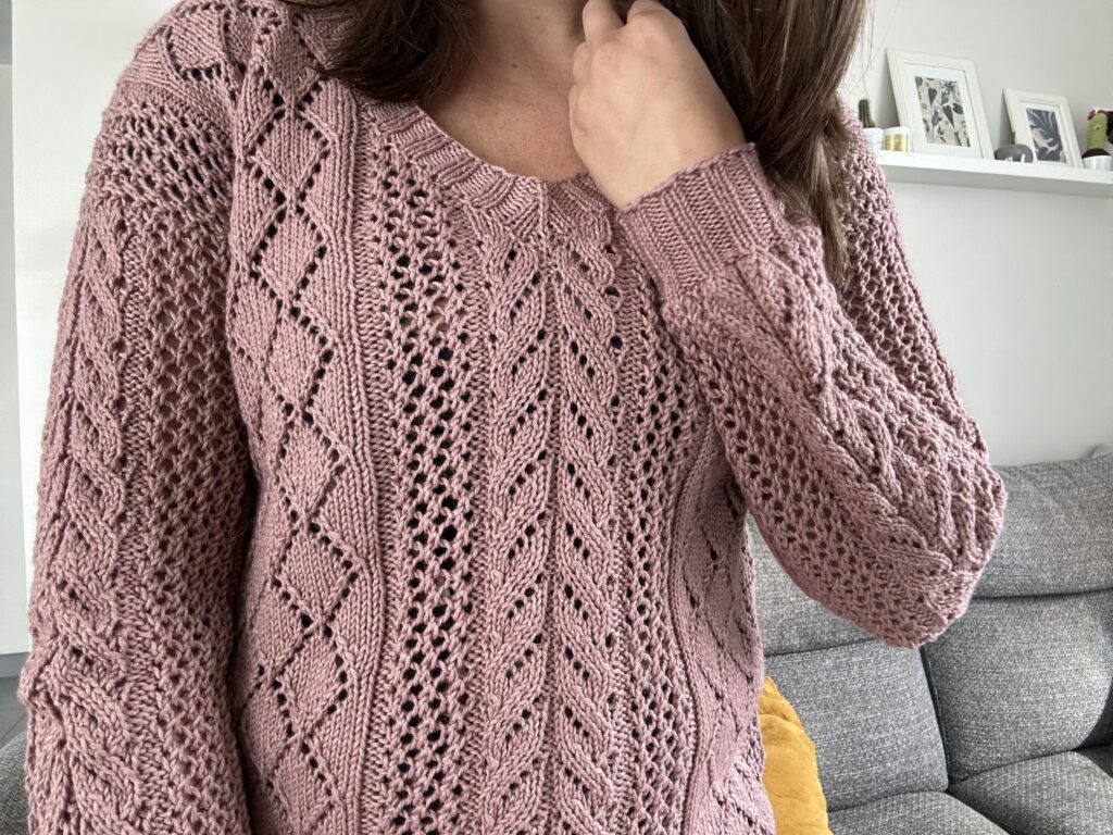 Vanda, un patron du pull au tricot en dentelle et à col V ! - Patron de tricot - Maloraé Designs