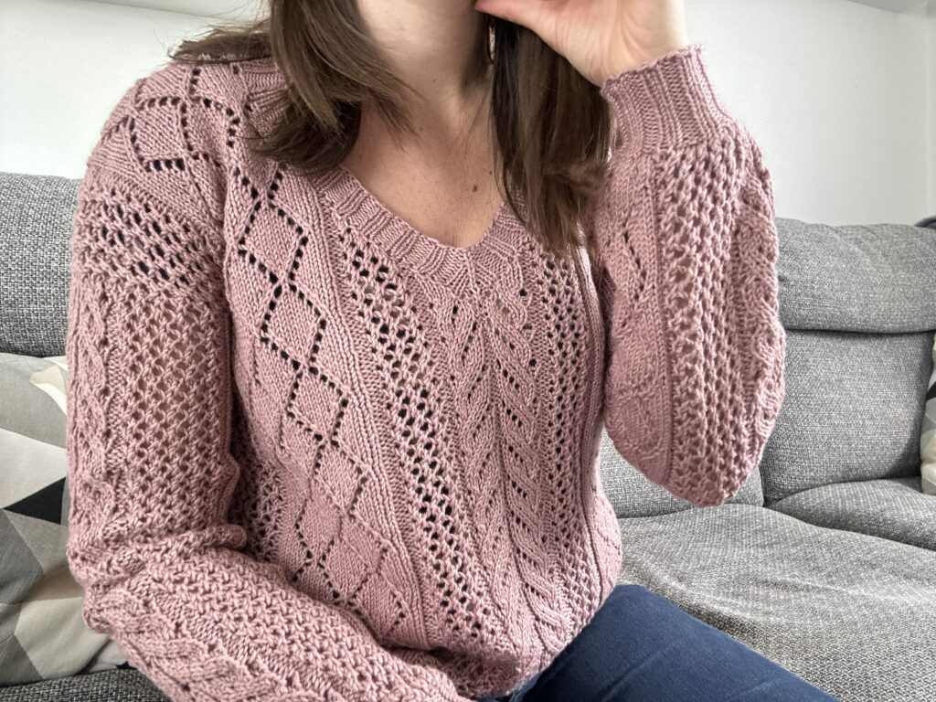 Vanda, un patron du pull au tricot en dentelle et à col V ! - Patron de tricot - Maloraé Designs