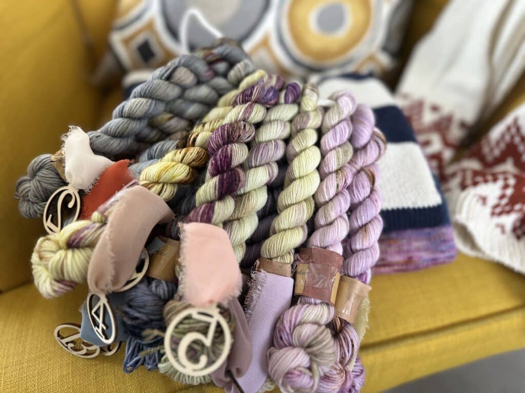 Laine Outlander - ArcoIris Yarns - Podcast Épisode 66, de jolis tricots à découvrir ! - Maloraé Designs