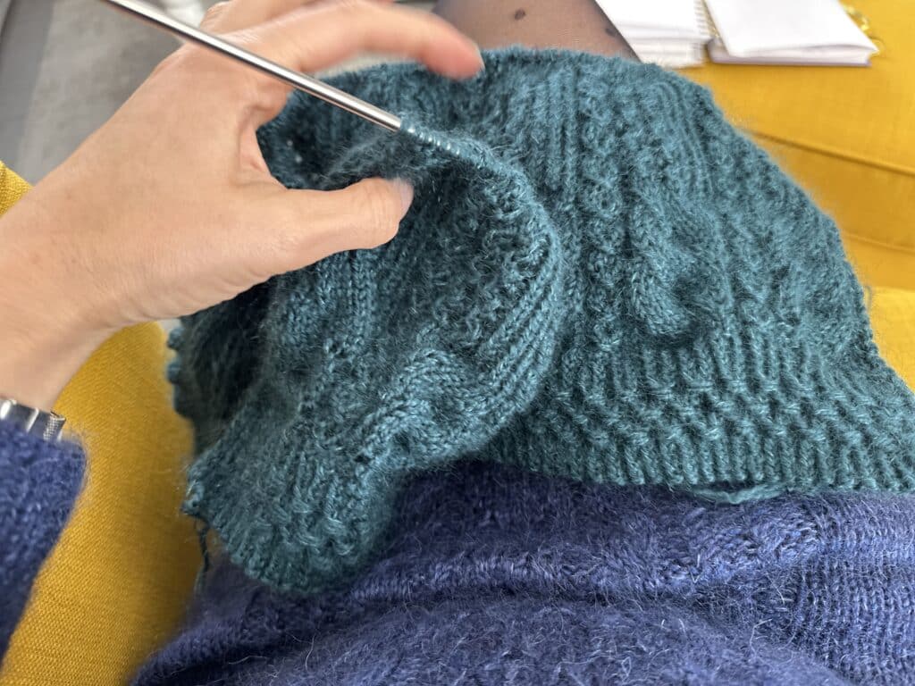 Santini, un joli gilet tricoté en dentelle ! (Appel au test) - Patron de tricot - Maloraé Designs