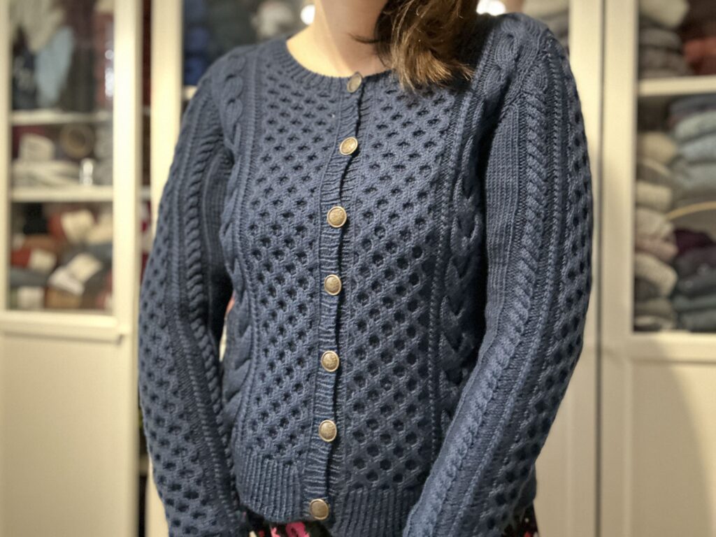 Acalypha, un gilet en torsades ! (Appel au test) - Patron de tricot pour femme - Maloraé Designs