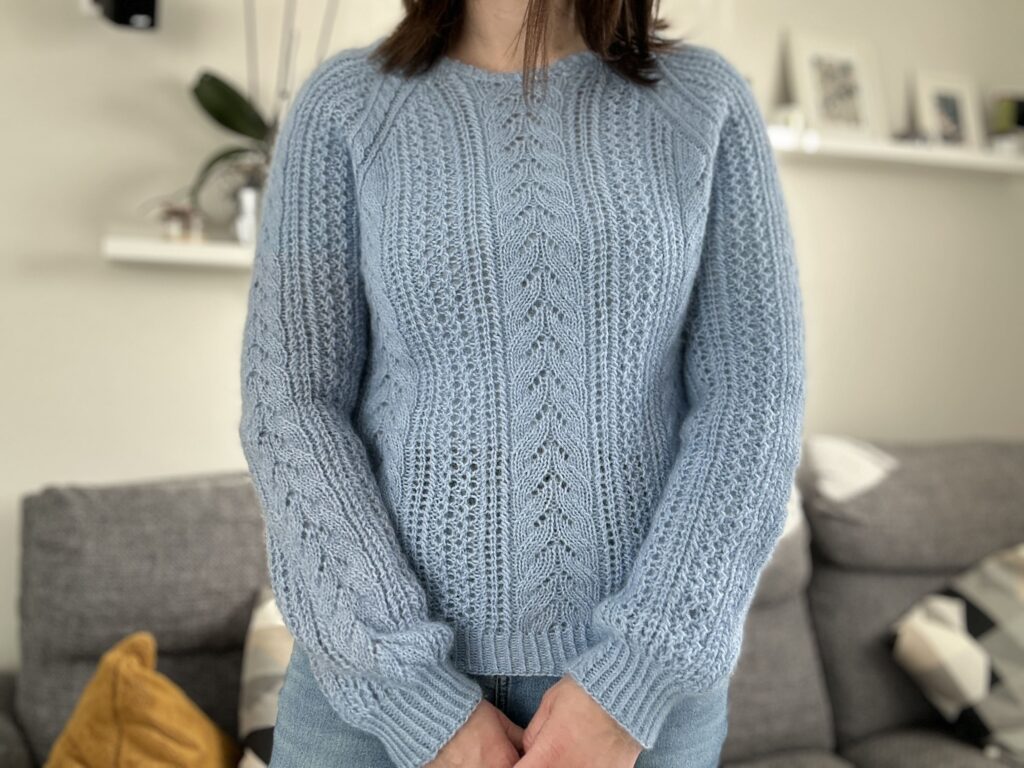 Grémil, un pull moelleux en dentelle au tricot ! - Patron de pull au raglan tricot pour femme - Dentelle - Maloraé Designs