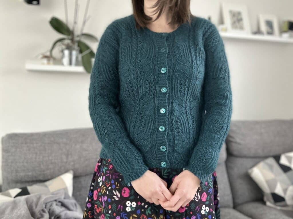 Santini, un joli gilet tricoté en dentelle ! (Appel au test) - Patron de tricot - Maloraé Designs
