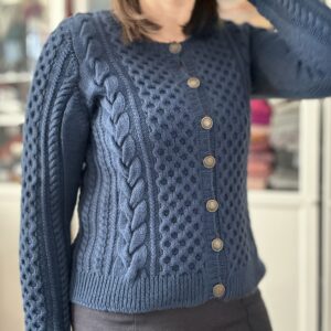 Acalypha -Patron de gilet pour femme - Torsades - Patron de mars 2025 - Maloraé Designs