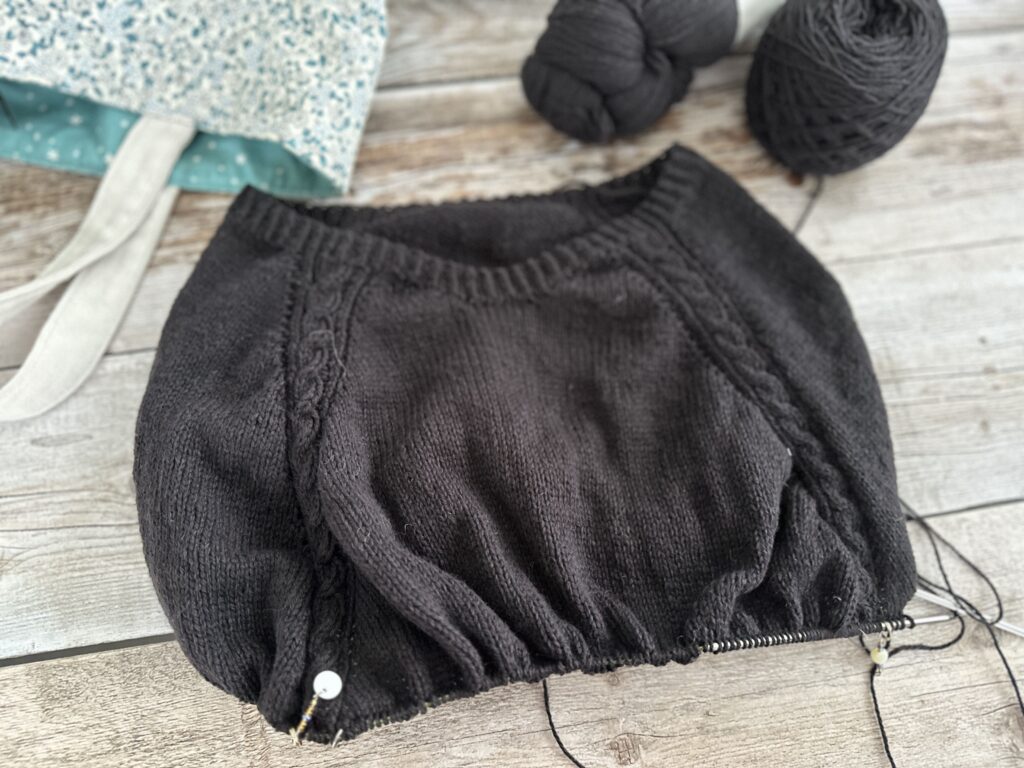 Pull raglan pour Chloé - Jersey et torsades - Patron de tricot femme - Maloraé Designs