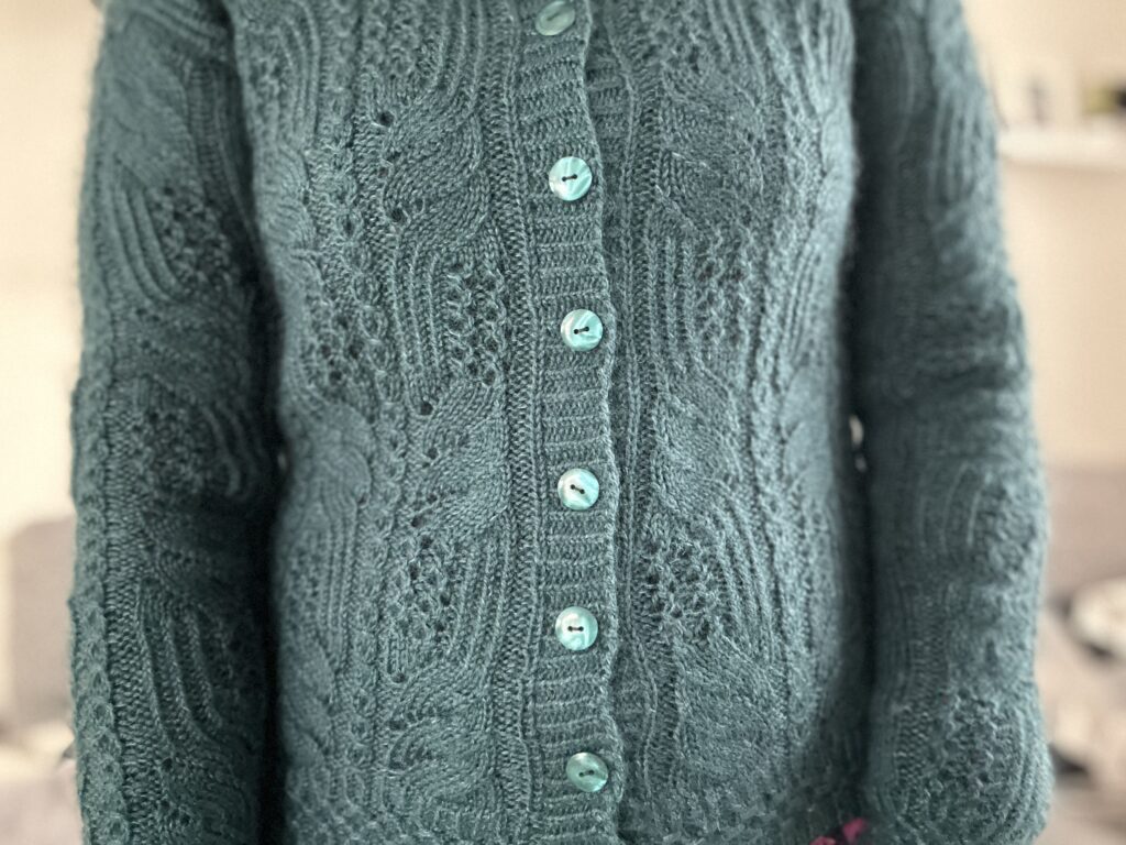 Santini, un gilet cosy pour femme tricoté en dentelle ! - Patron de tricot - Dentelle - Mohair - Maloraé Designs