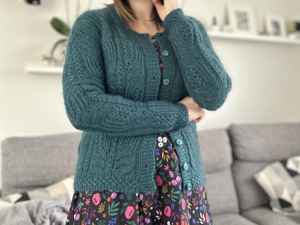 Santini - Gilet tricoté en dentelle - Patron pour femme - Maloraé Designs