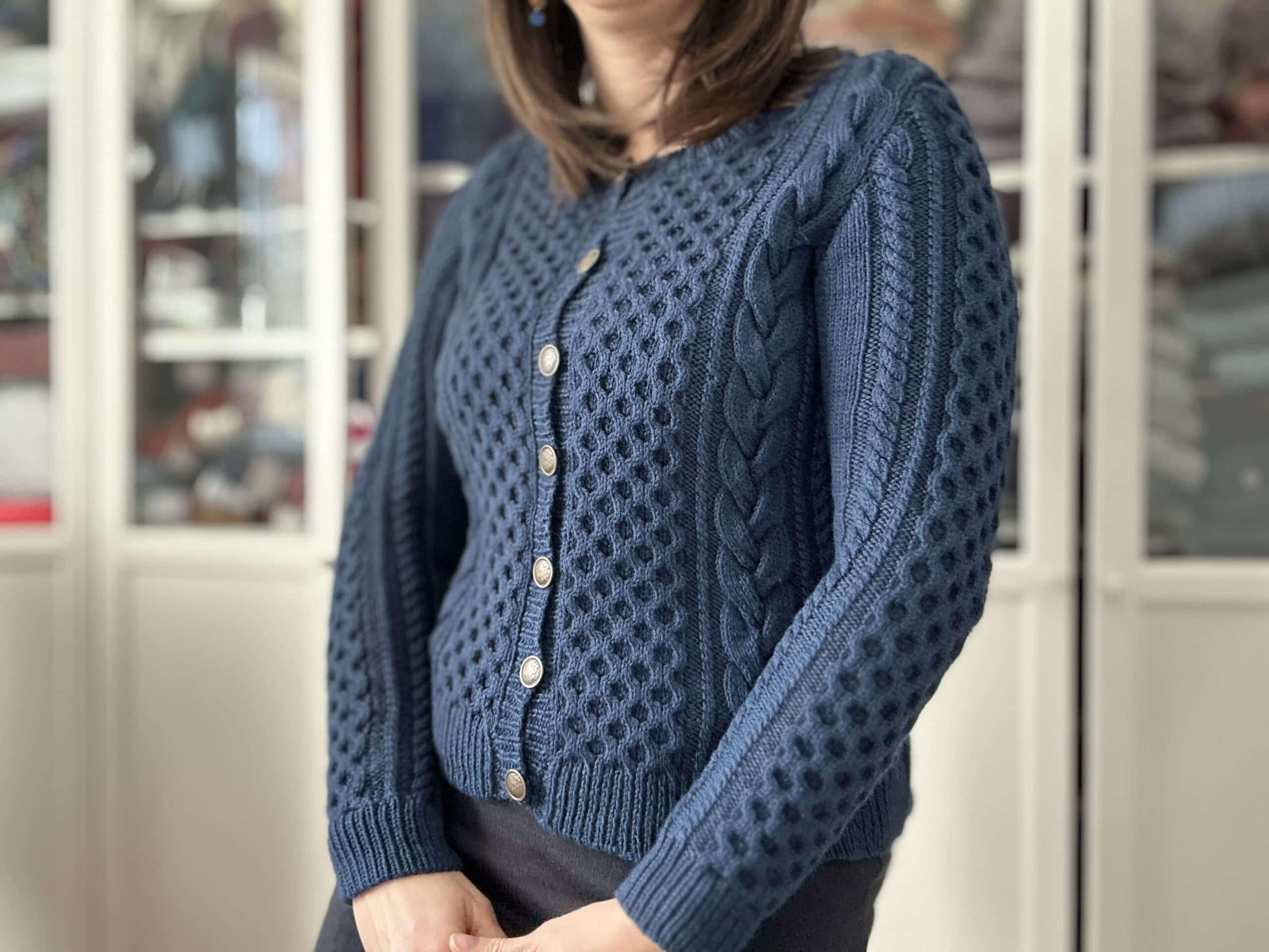 Acalypha, un gilet à torsades pour femme au tricot ! - Patron de tricot - Gilet femme - Maloraé Designs