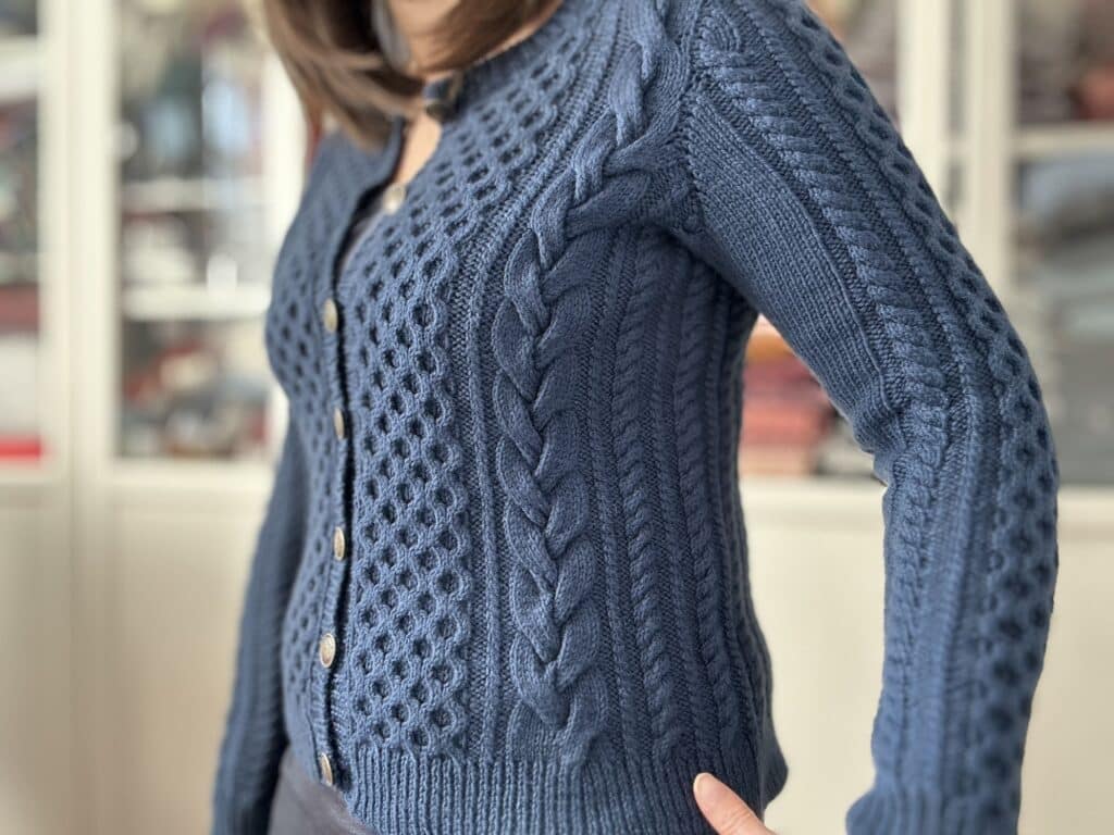 Acalypha, un gilet à torsades pour femme au tricot ! - Patron de tricot - Gilet femme - Maloraé Designs
