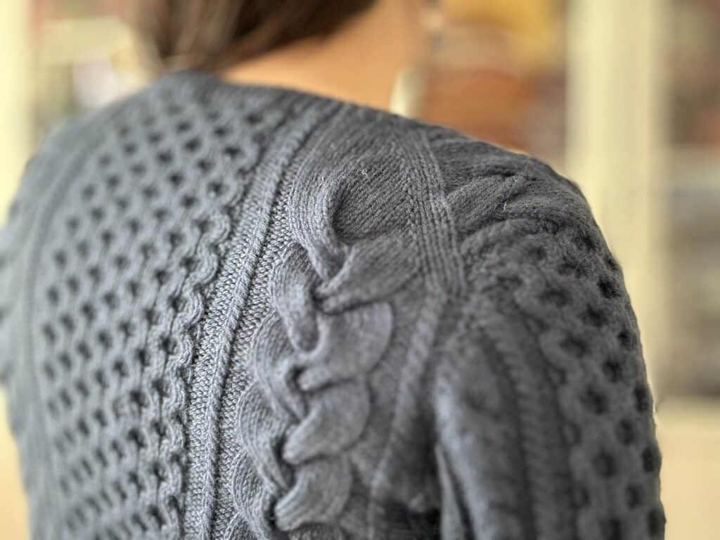 Acalypha, un gilet à torsades pour femme au tricot ! - Patron de tricot - Gilet femme - Maloraé Designs