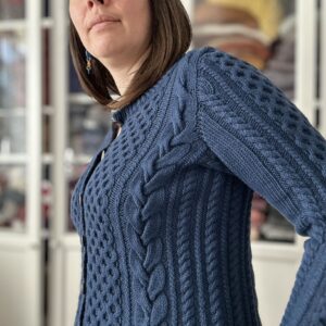 Acalypha, un gilet à torsades pour femme au tricot ! - Patron de tricot - Gilet femme - Maloraé Designs