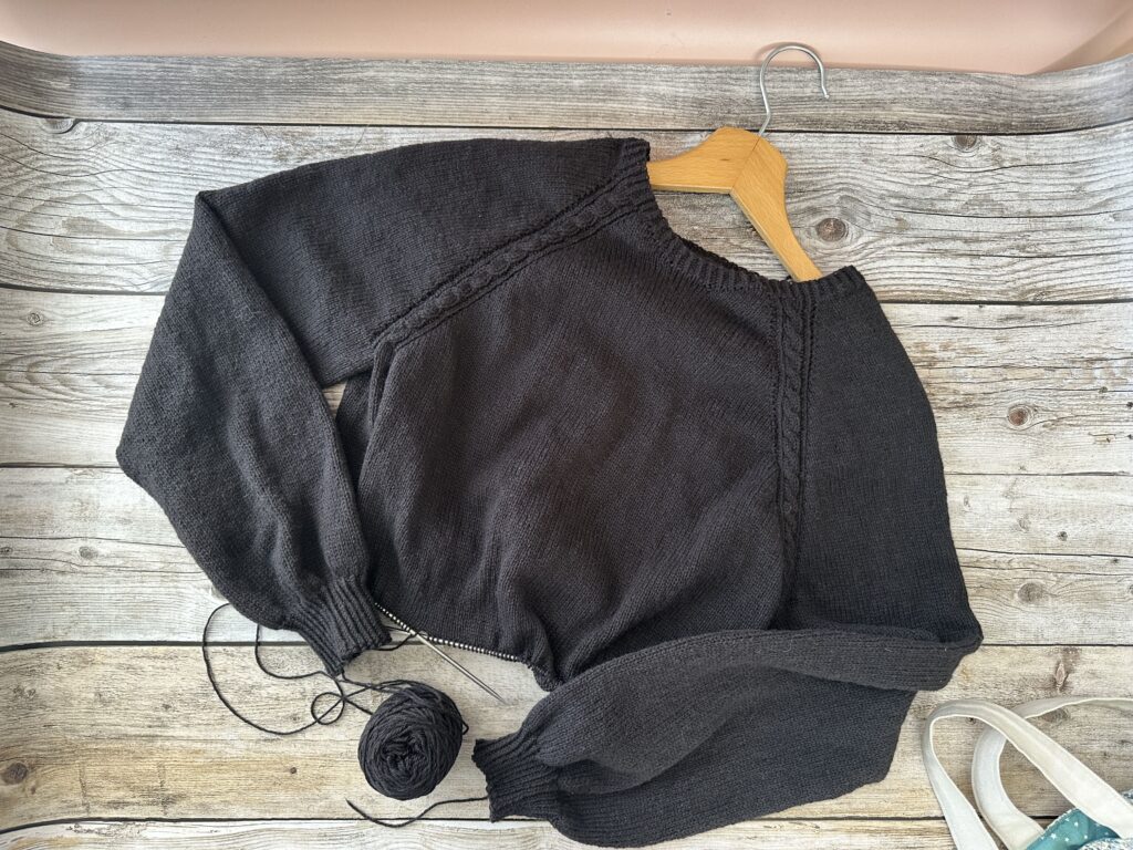 Pull raglan pour Chloé - Jersey et torsades - Patron de tricot femme - Maloraé Designs