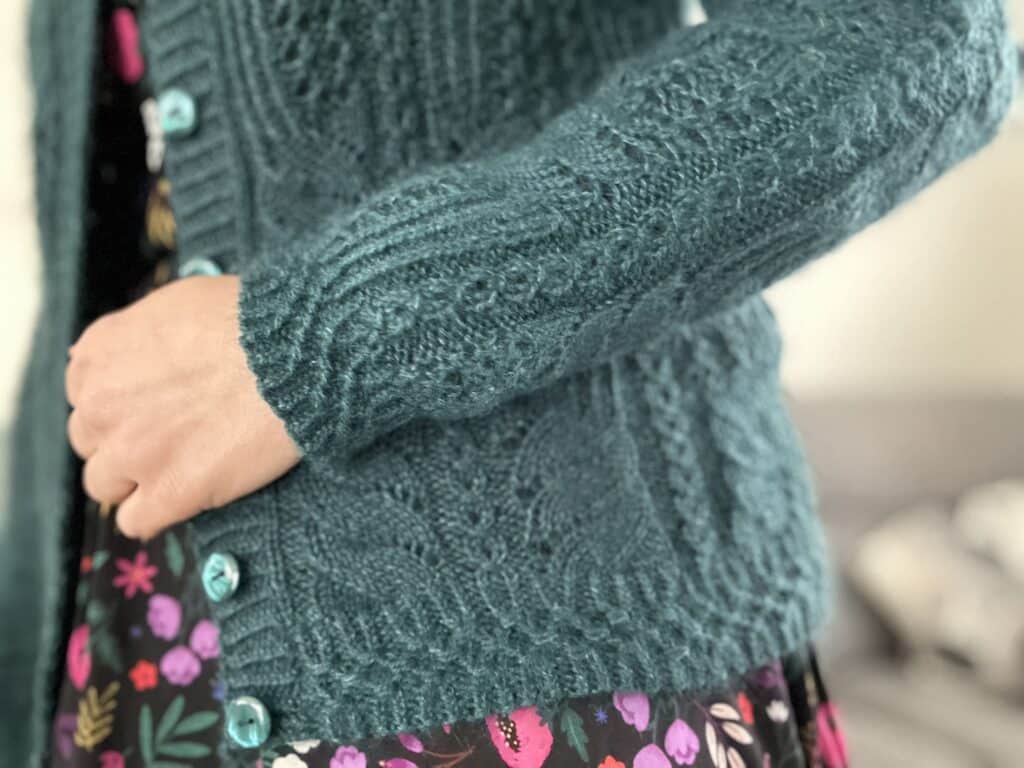 Santini, un gilet cosy pour femme tricoté en dentelle ! - Patron de tricot - Dentelle - Mohair - Maloraé Designs