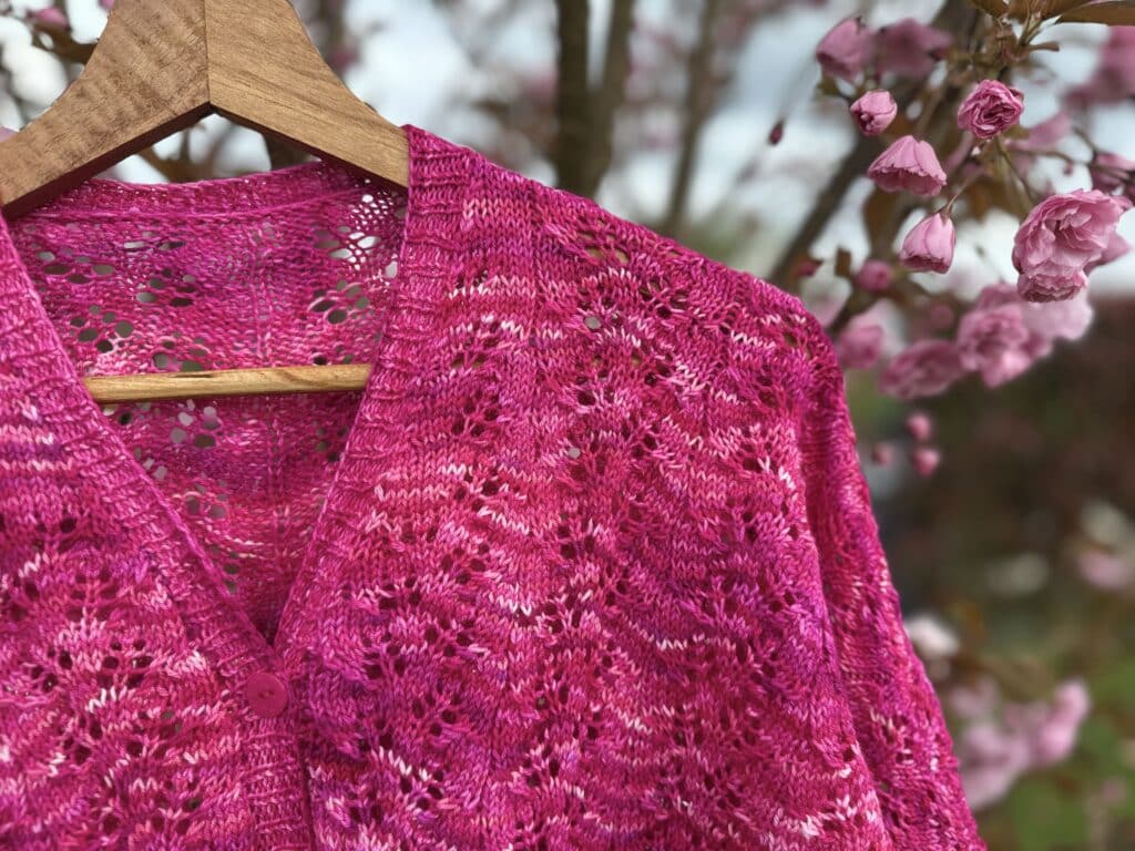Gaura, un tee-shirt pour femme tricoté en dentelle ! - Patron de tricot - Dentelle - Maloraé Designs