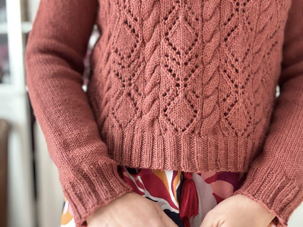 Dipladénia, un pull femme en dentelle et torsades au tricot ! - Patron de tricot - Appel au test - Maloraé Designs