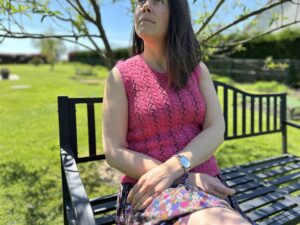Orpin, un patron de débardeur pour femme au tricot ! - Dentelle et torsades - Patron de tricot - Maloraé Designs