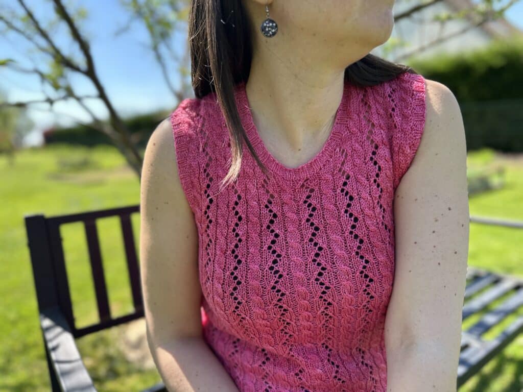 Orpin, un patron de débardeur pour femme au tricot ! - Dentelle et torsades - Patron de tricot - Maloraé Designs
