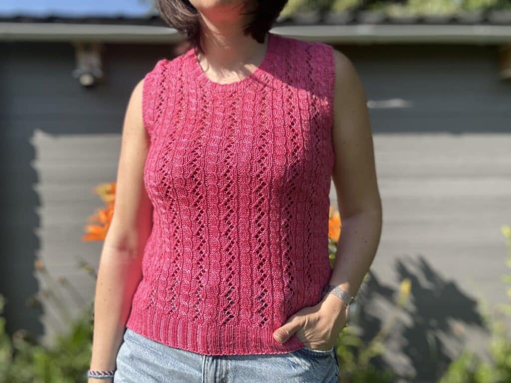Orpin, un patron de débardeur pour femme au tricot ! - Dentelle et torsades - Patron de tricot - Maloraé Designs