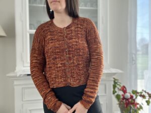 Massette, un gilet à torsades au tricot ! (Appel au test) - Patron de tricot pour femme - Maloraé Designs