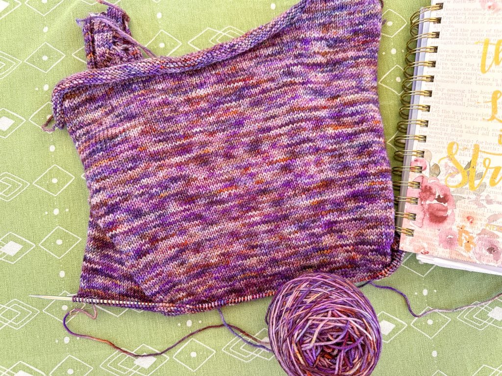 Brunnère (manches courtes) - Pull au tricot - Nouveau patron de tricot pour femme - podcast épisode 74 - Maloraé Designs