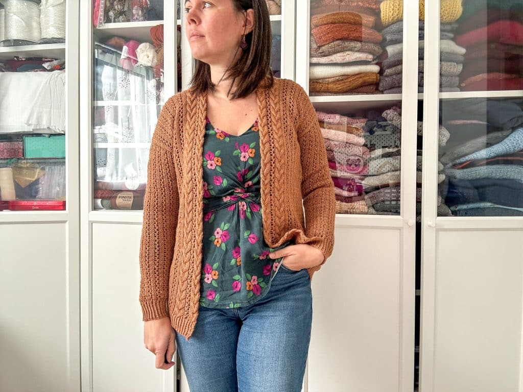 Burnt Toffee - Patron de gilet au tricot - Dentelle - Maloraé Designs