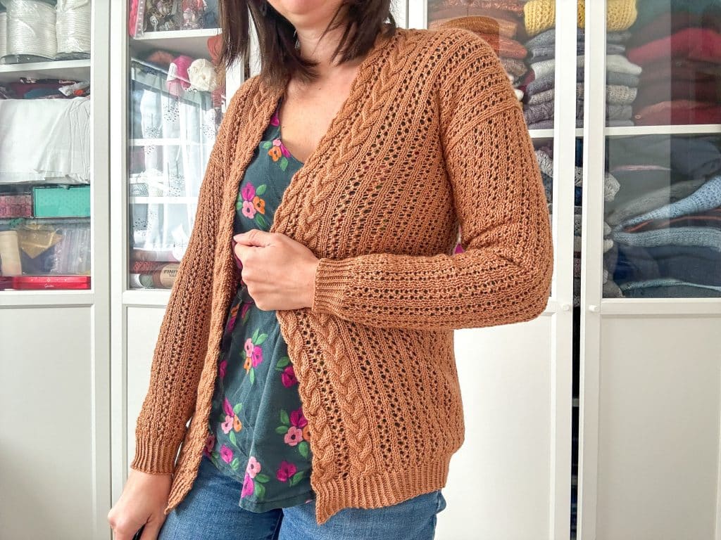 Burnt Toffee - Patron de gilet au tricot - Dentelle - Maloraé Designs