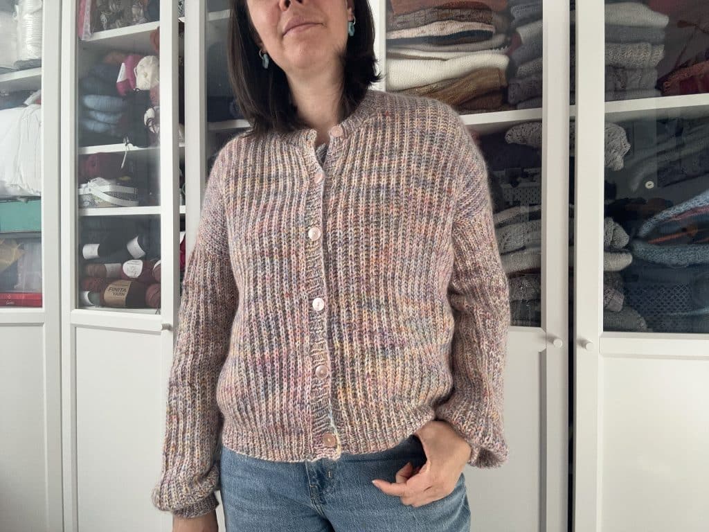 Hélénie, un gilet cosy en côtes anglaises et torsades ! - Patron de tricot - Appel au test - Maloraé Designs