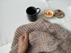 Hélénie, un gilet cosy en côtes anglaises et torsades ! - Patron de tricot - Appel au test - Maloraé Designs