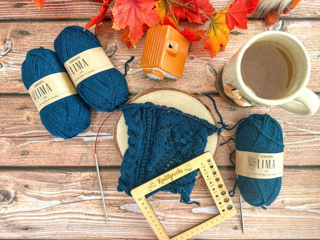 Pull en torsades et dentelle - Patron de tricot pour femme - Podcast épisode 75 - Maloraé Designs