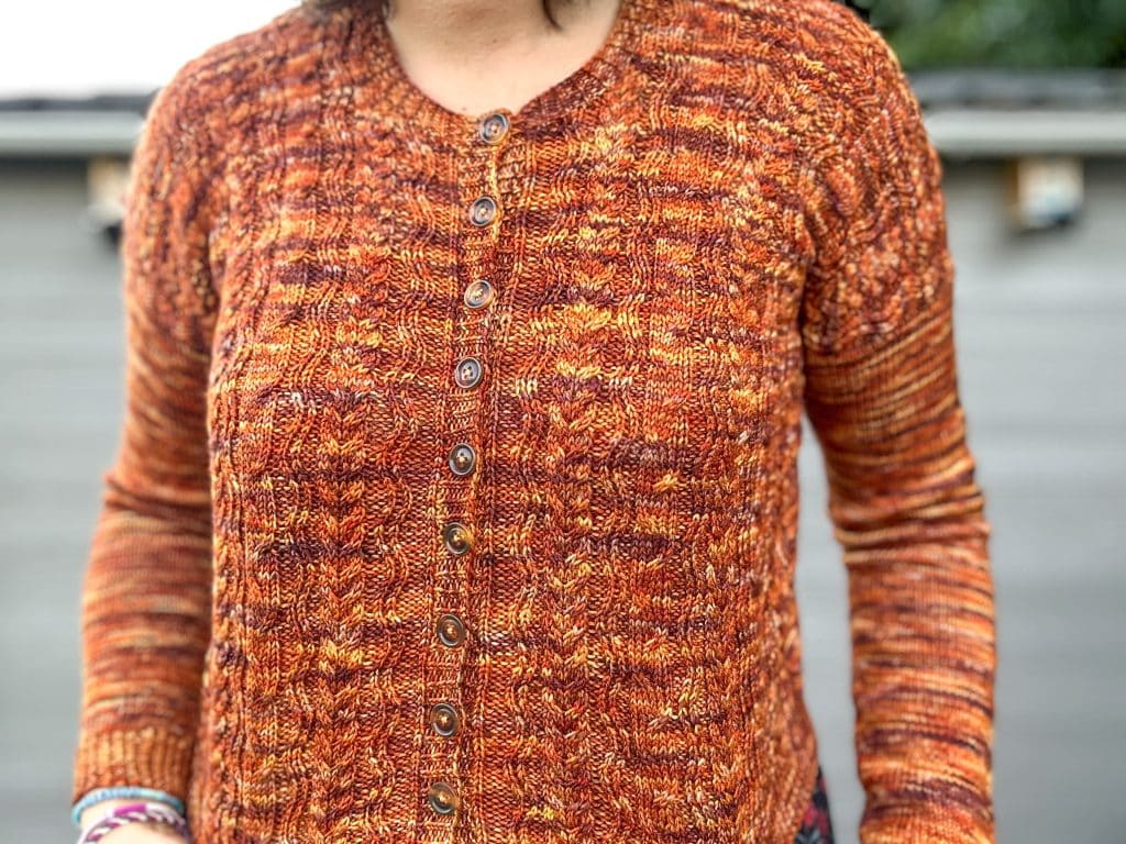 Massette, patron de gilet femme à torsades au tricot ! - Patron de tricot - Maloraé Designs