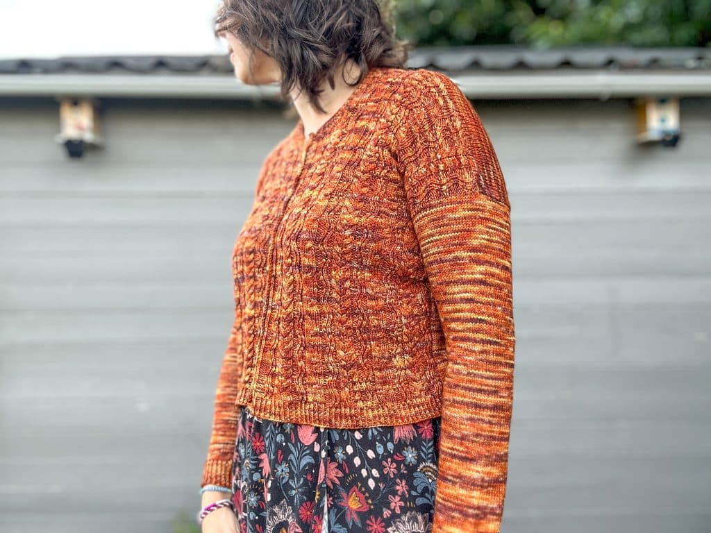 Massette, patron de gilet femme à torsades au tricot ! - Patron de tricot - Maloraé Designs