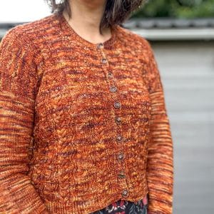 Massette - Patron de gilet à torsades pour femme au tricot - Septembre 2025 - Maloraé Designs