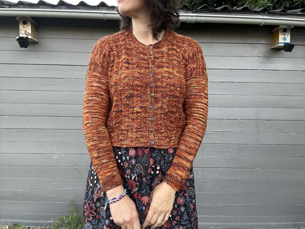 Massette, patron de gilet femme à torsades au tricot ! - Patron de tricot - Maloraé Designs