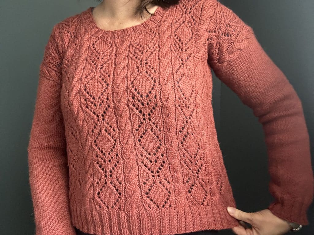 Dipladénia, un pull pour femme tricoté en dentelle et torsades ! - Patron de tricot - Maloraé Designs