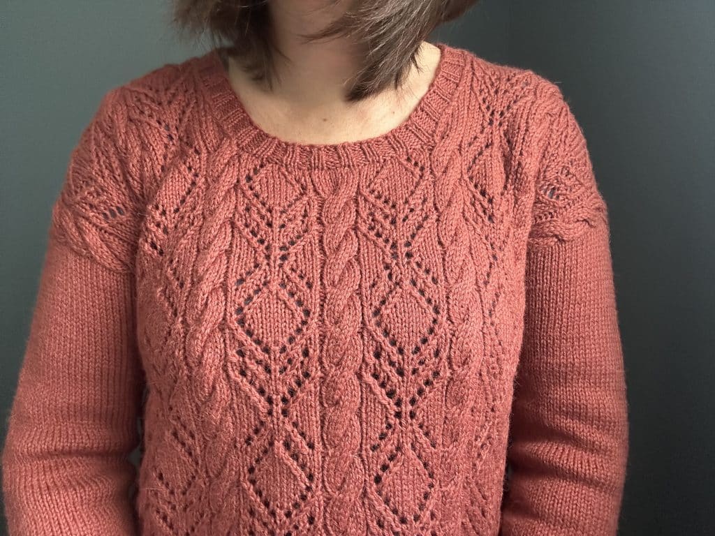 Dipladénia - Pull en dentelle et torsades - Patron de tricot pour femme - Maloraé Designs